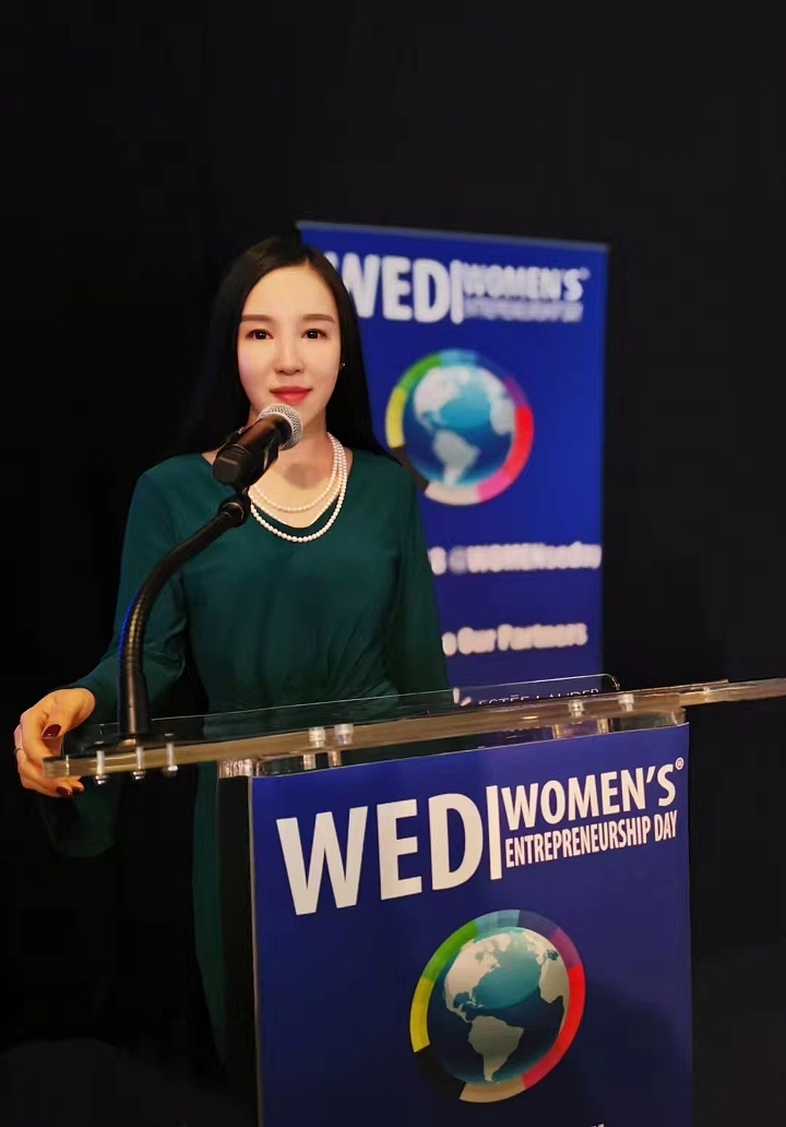 （创始人：Aegle女士）
<br>安仑医疗中心由两位皮肤科医学博士和一位药学博士组建，三位专家独创的修复产品，是从人体细胞中提取的类人皮修复成分，和活性生长因子纳米级结合，直接作用于皮肤创面，可修复和治疗几乎所有肌肤损伤问题。<br>但由于成分原料提取工艺复杂，价格昂贵，仅专用于公益中心。<br>Aegle女士在此治疗了三个月后，皮肤状态基本恢复，便商讨启动了产品计划，希望能将此独创成分用于医疗护肤产品，让更多人群收益。<br>经过7年的研发调整，千万次的临床试验，在美国，瑞士和台湾三地建立最高规格的医疗实验室，收集全球各地不同人种和多类肤质的试用报告。将独创修复成分“AiBL细胞赋活因子”正式申请专利，整合创立美国安仑集团，并开创Aegle BeauteLab爱彼仑品牌，独家修护成分将用于爱彼仑全线产品。