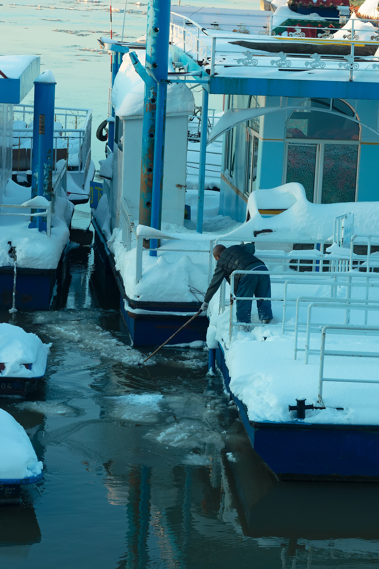 寒冬，暴雪，没有什么是能够阻挡人们追求美好生活的。（图ZMjMyODE3NTc2） - 人像摄影 - 站酷设计师摄影李狗蛋原创素材 - 站酷ZCOOL