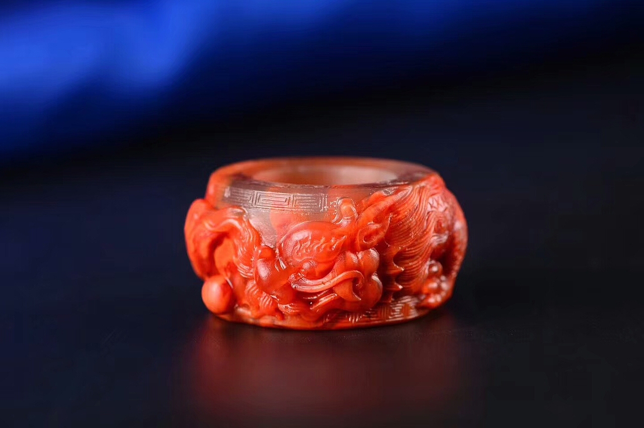 南红戒指，霸气侧漏。纯手工的雕刻才是精品。（图ZMTY3ODY2Njgw） - 产品摄影 - 站酷设计师一念一红尘原创素材 - 站酷ZCOOL