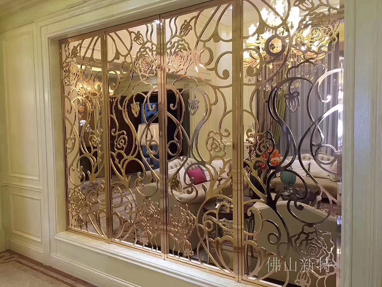 别墅客厅钛金镂空铝屏风现代风格效果图