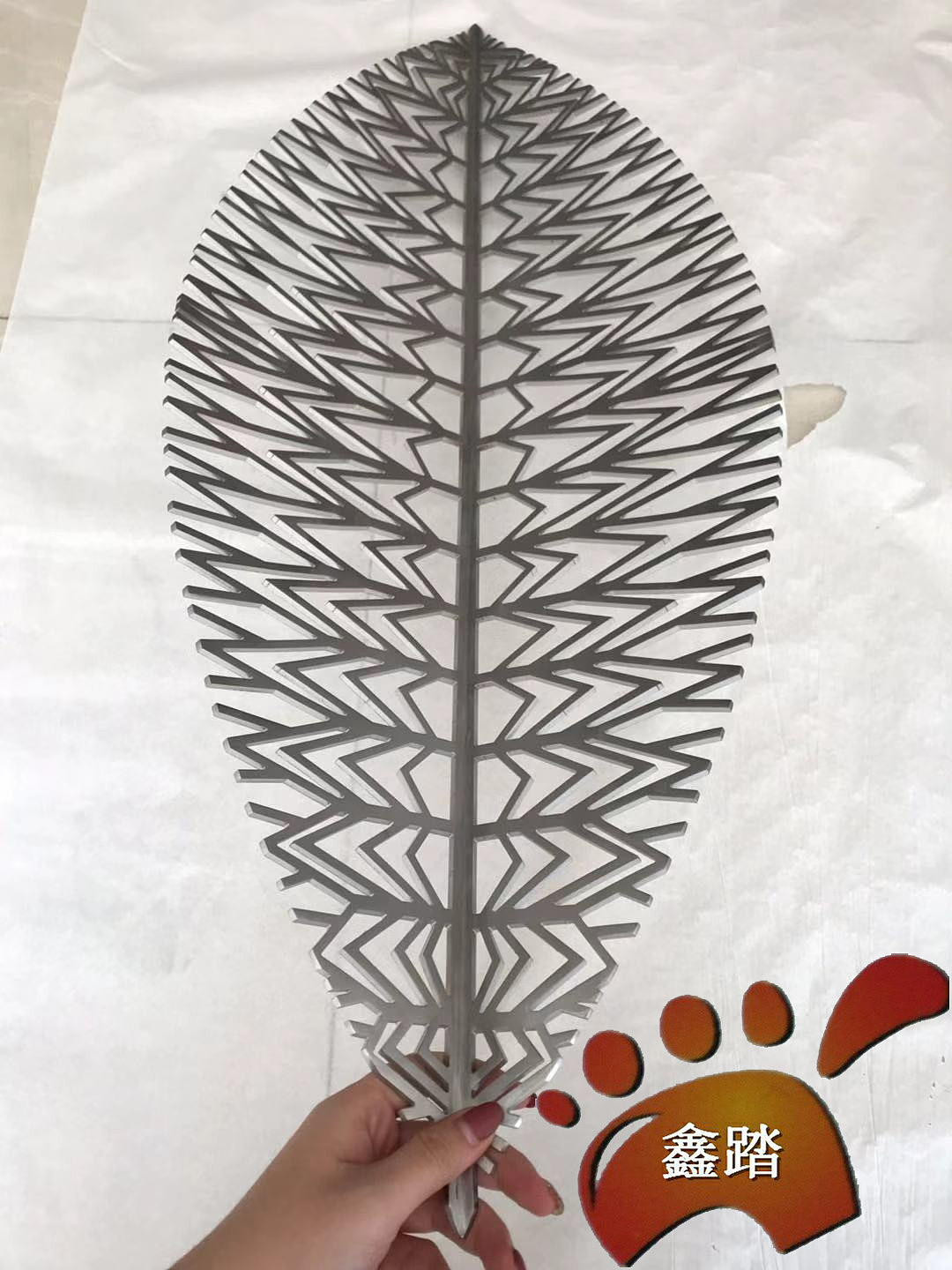 水景不锈钢镂空树叶雕塑 树叶不锈钢雕塑创意摆件 案例