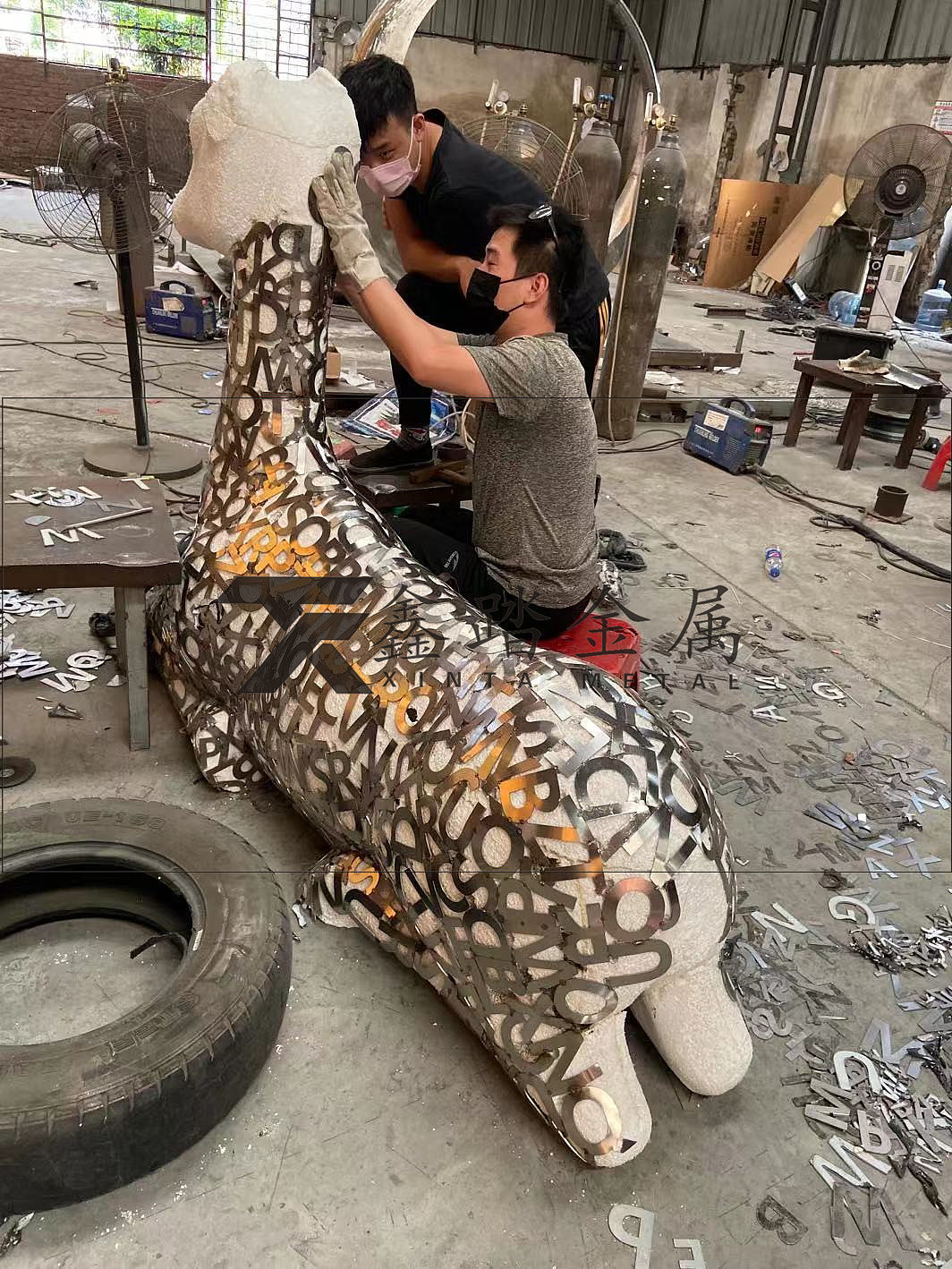 不锈钢字母锻造镂空梅花鹿雕塑、从内致外仙气飘然奇景