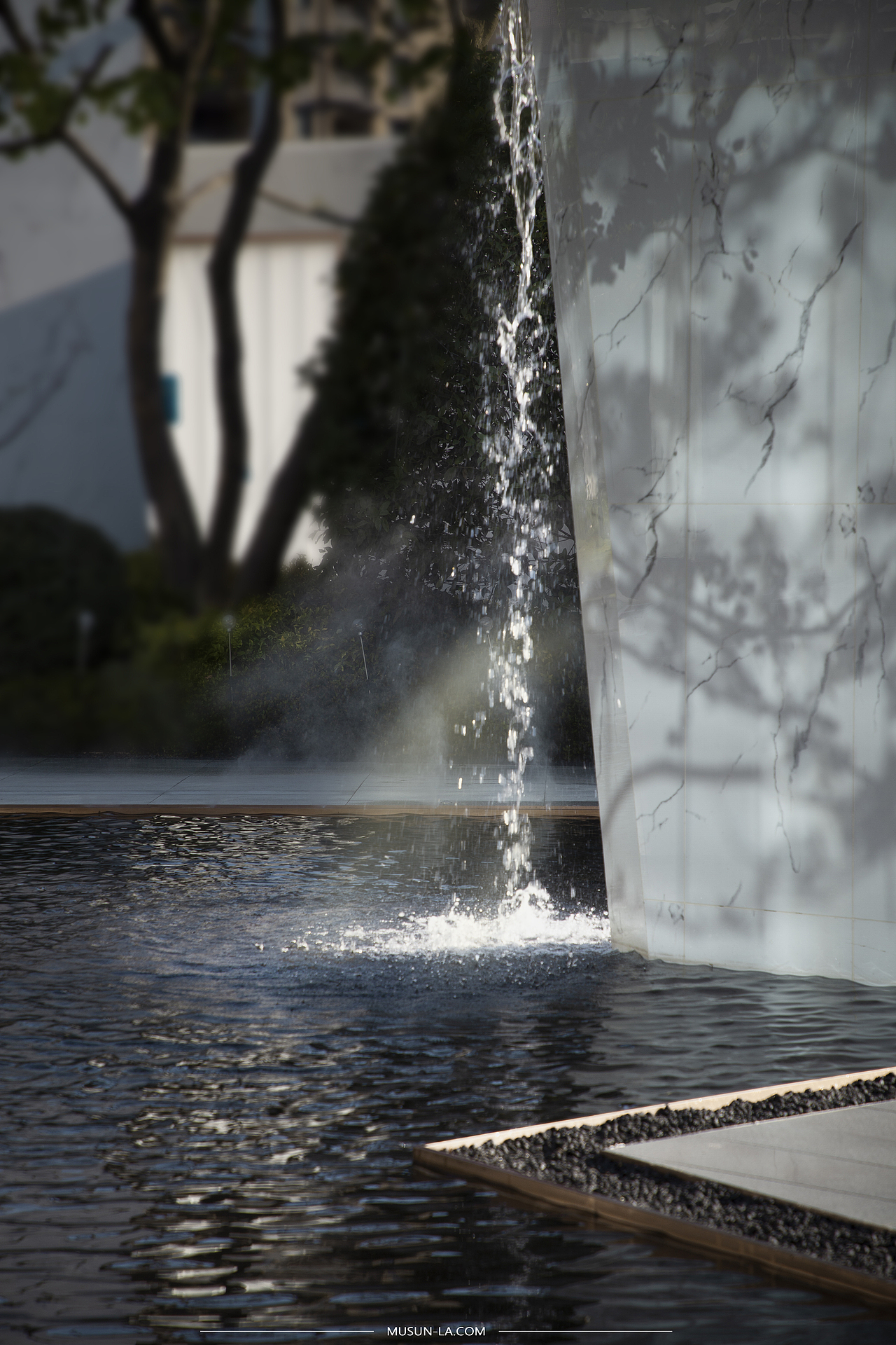 售楼处前场如笔锋之势的水景将体验者的心情推向高潮,阵阵涤荡出连绵