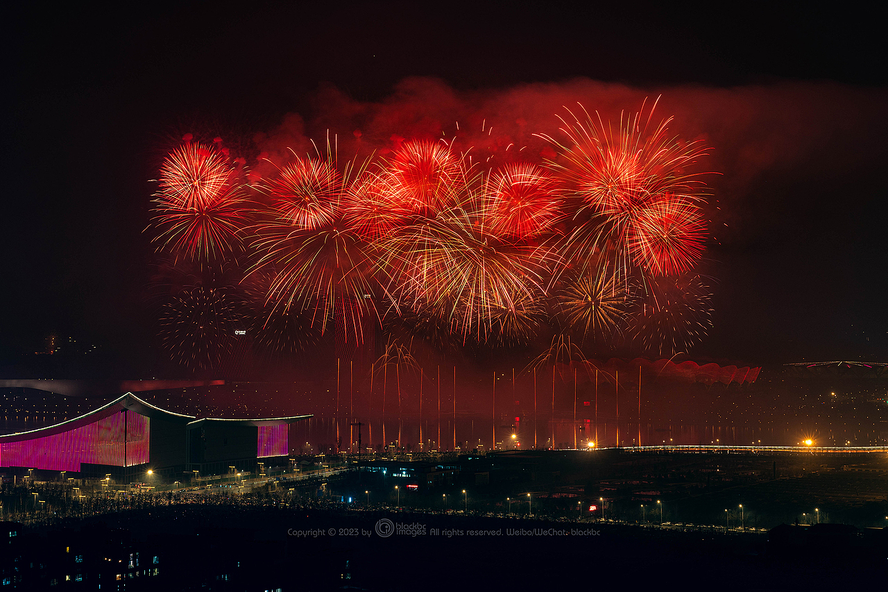 燃起盛大的焰火祝愿兔年肆意绽放