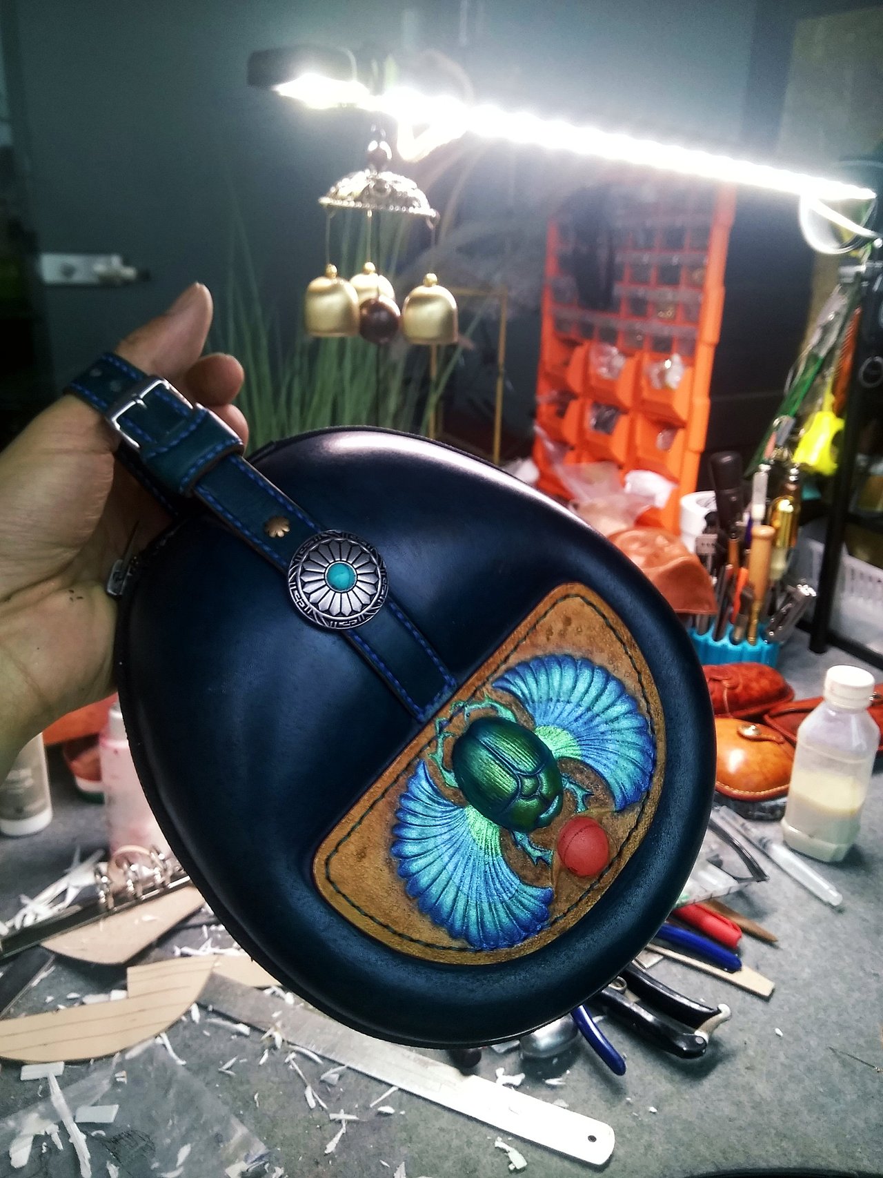 埃及圣甲虫皮雕耳机包