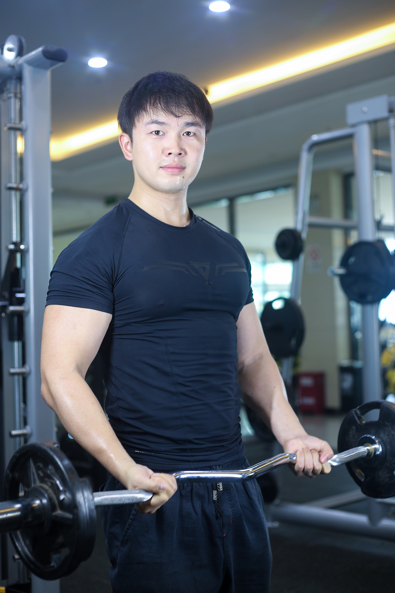 阳光肌肉小伙们