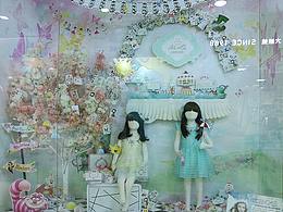 櫥窗陳列設計（大眼蛙童裝）