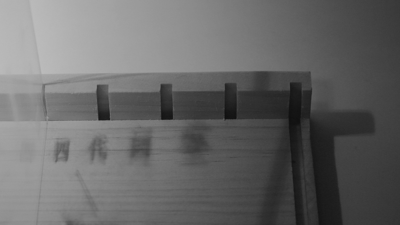 光线下,透明的亚克力材质和激光雕刻出磨砂质感的文本投影出的形变化交叠,是四代搁置在心底未表达出来的内容和情感,假如这些内容在当时被表达被接收被反馈,家庭的关系是不是就不会如现在一般了呢?