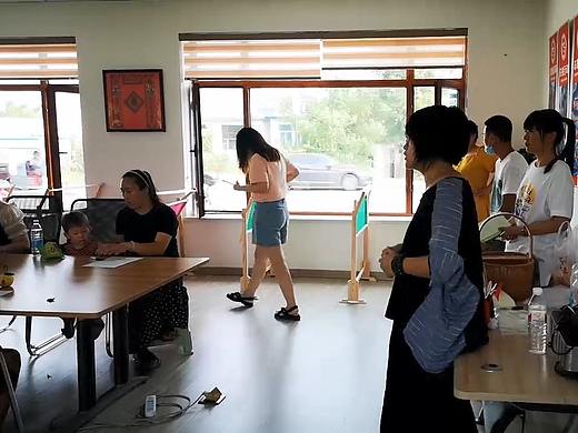 辽宁营口盖州花溪志愿者服在手工学院教大家刺绣