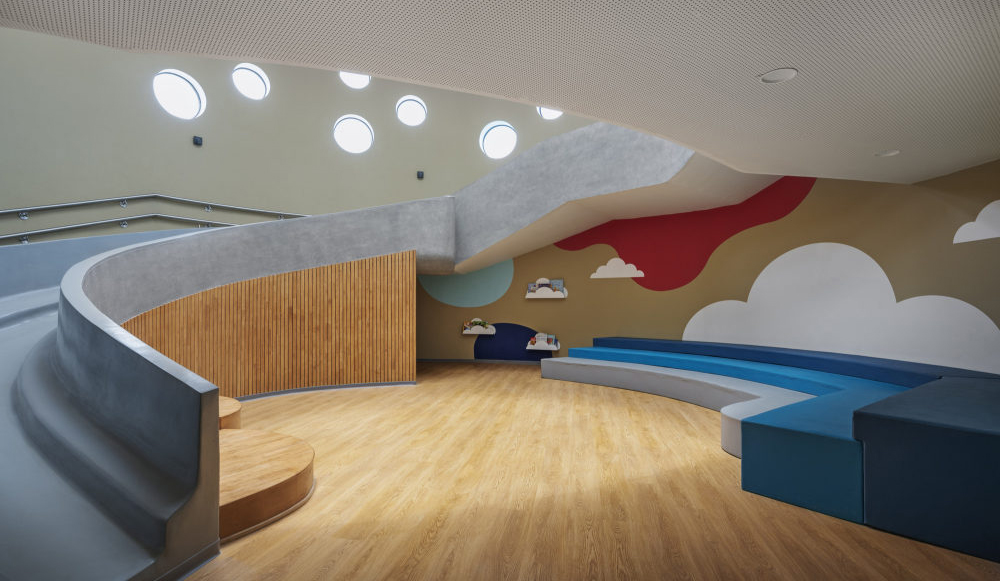 高端幼儿园品牌设计形象grk张晓光弧形木纹建筑幼儿园外观设计