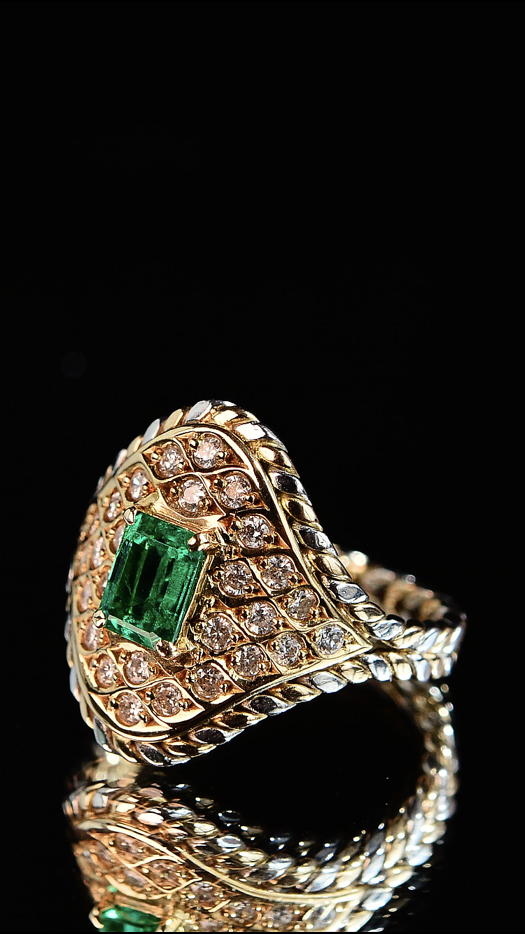 祖母绿与金色的搭配，一个明艳动人，一个熠熠生辉