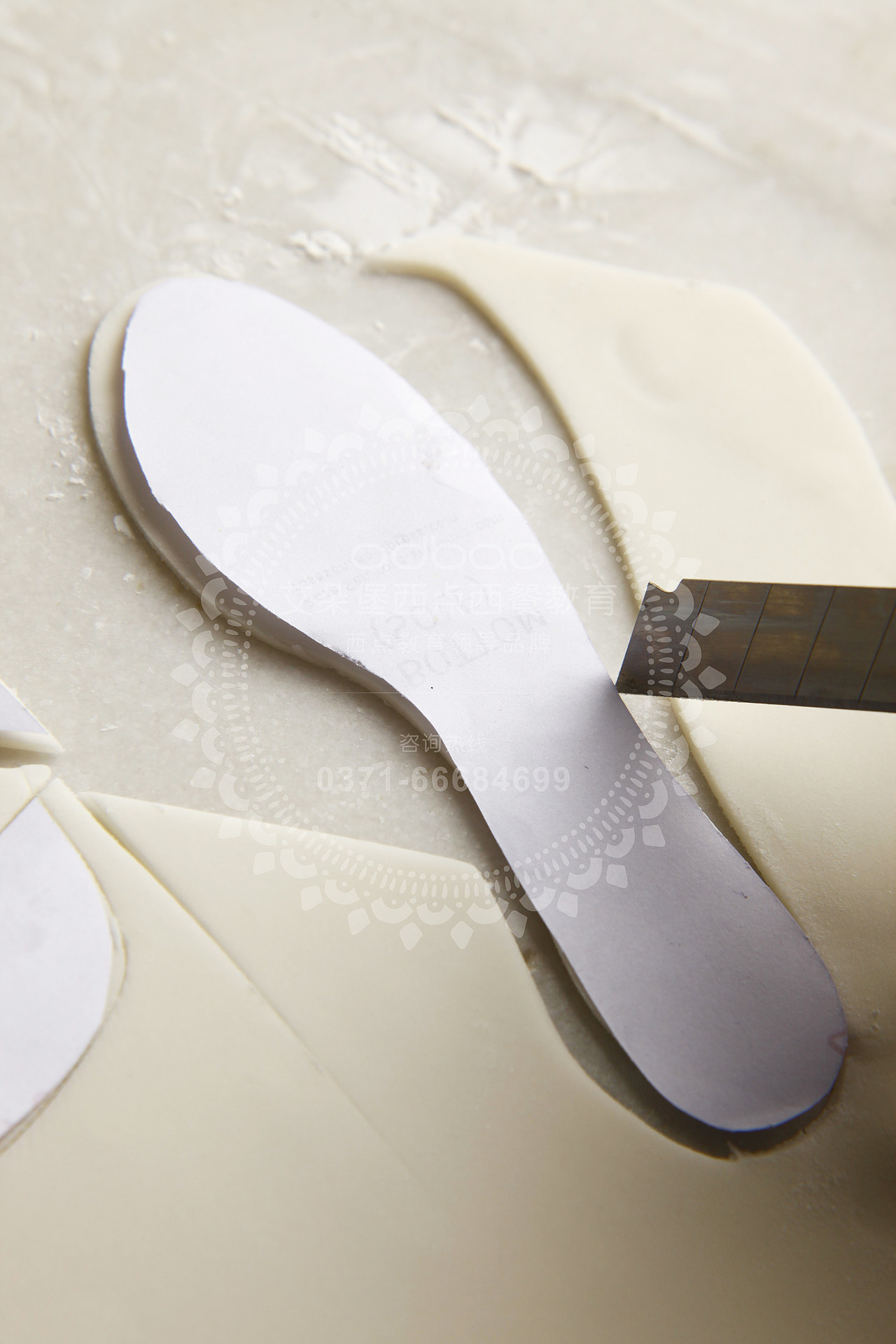 郑州艾朵堡西点学校教大家学习时尚包包高跟鞋摆台