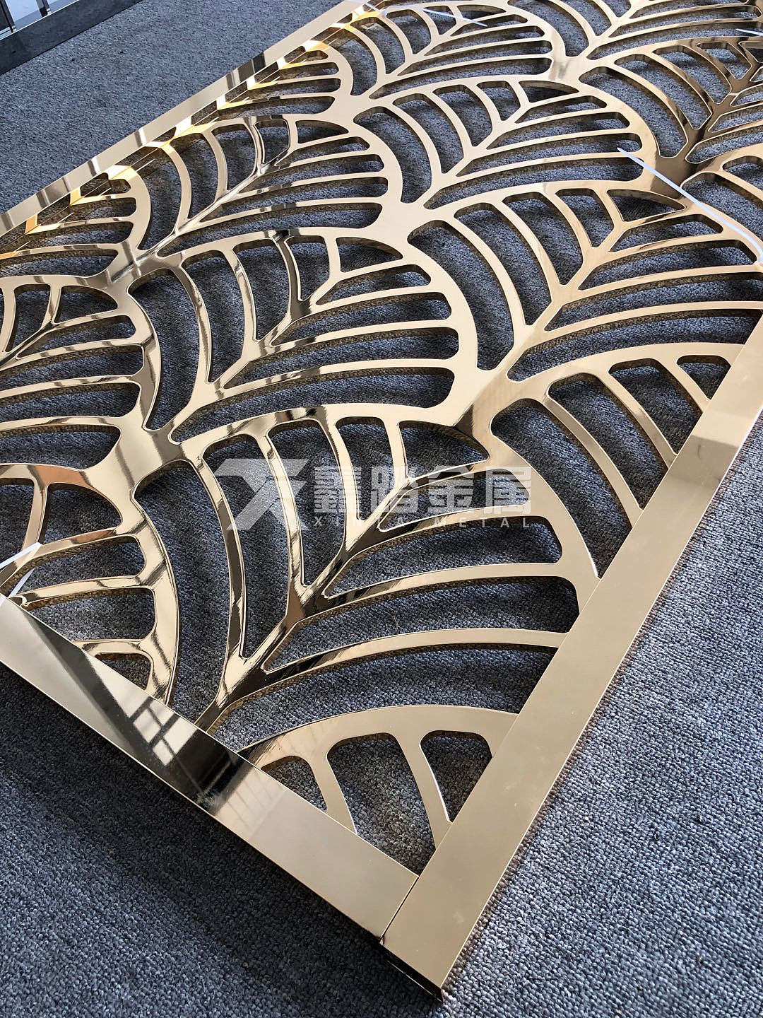 别墅欧式镜面仿金铝雕屏风款式新颖的铝艺雕花隔断图片