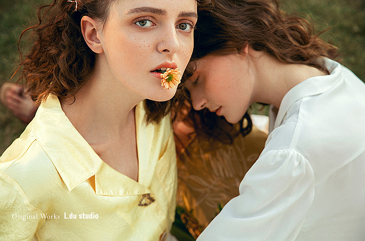 小院 姐妹合拍（图ZMjUyODgxNzQ4） - 人像摄影 - 站酷设计师零度广告摄影原创素材 - 站酷ZCOOL