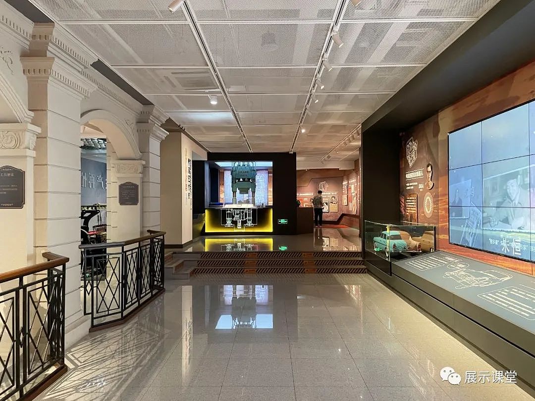 吊顶设计：顶面采用金属白色网格吊顶，空间通透感更强，灯具内嵌在网格的拼接处，做工比较细致。