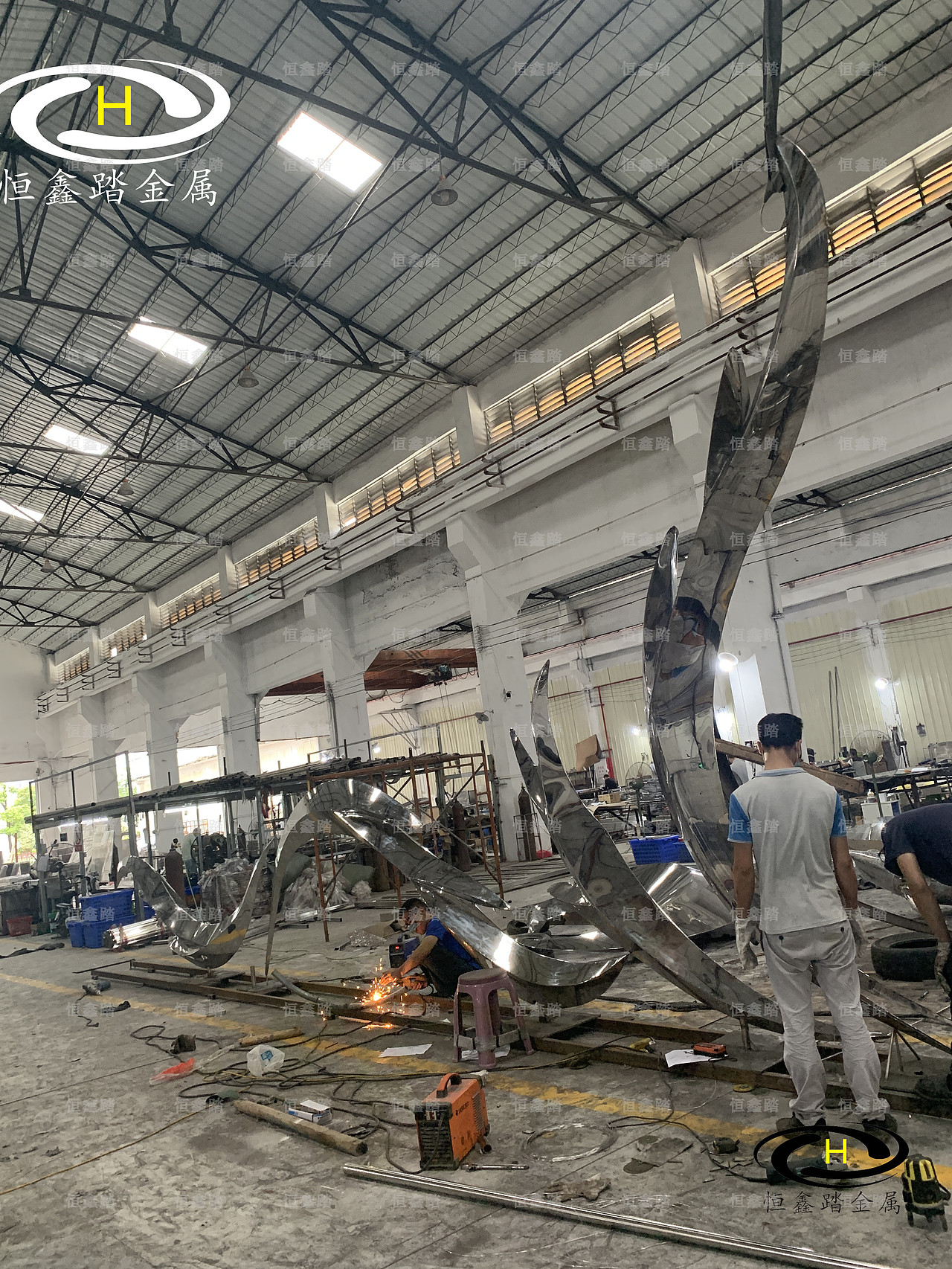  崀山国际大酒店门口的不锈钢雕塑 抽象凤凰镜面玫瑰金