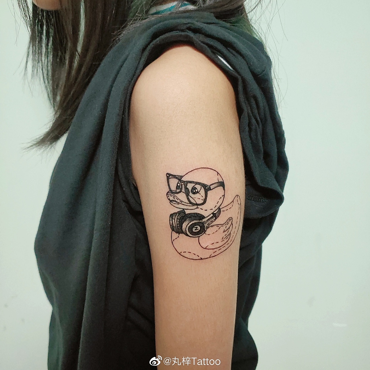 补丁鸭～也算是一只b duck吧 ～ 小鸭鸭纹身～可可爱爱的带着耳机