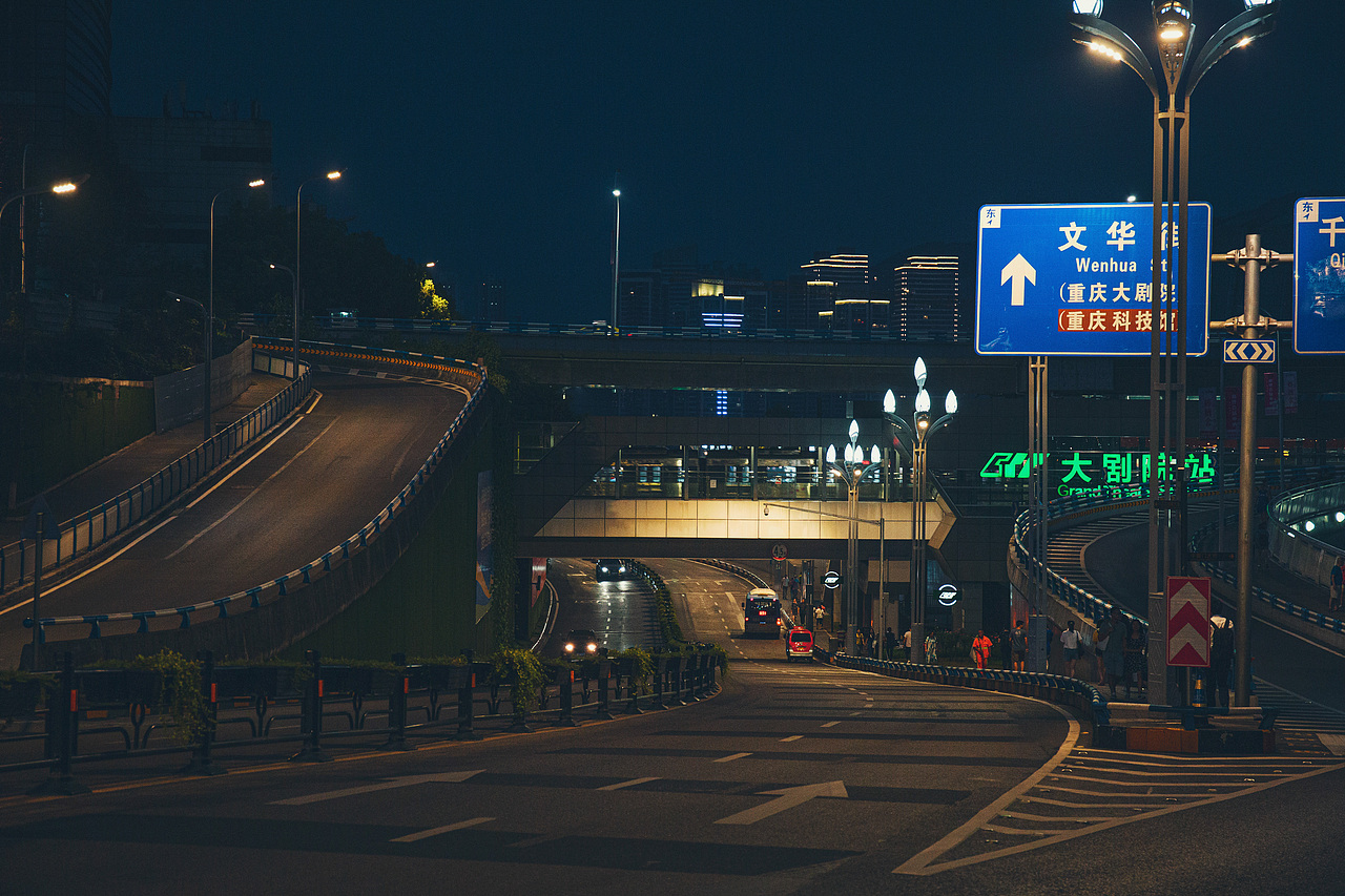 行走在重庆的夜晚