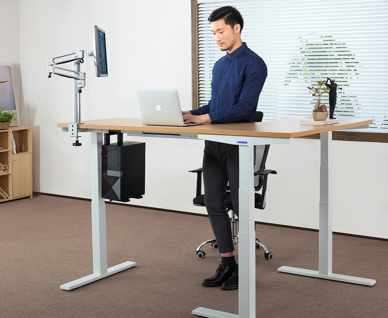 电动升降桌模特场景拍摄 办公书桌摄影 电脑台式桌拍照（图ZMTE5MjU5ODA0） - 产品摄影 - 站酷设计师野人笑摄影原创素材 - 站酷ZCOOL