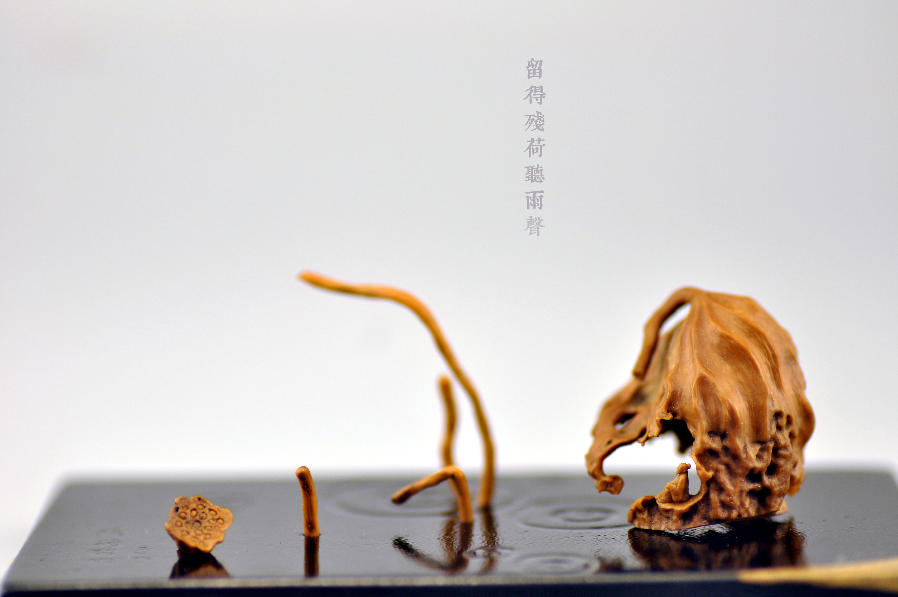 木风核桃雕刻作品:【残荷听雨】