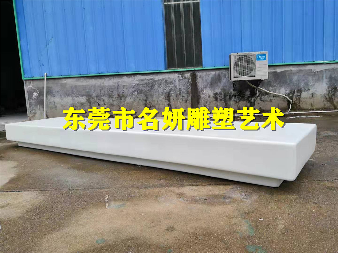 “椅”靠 ,生活乐逍遥的玻璃钢长条休息椅雕塑