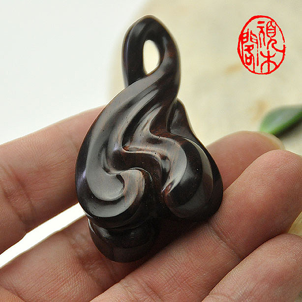 顽木作品《黄花梨吊坠》