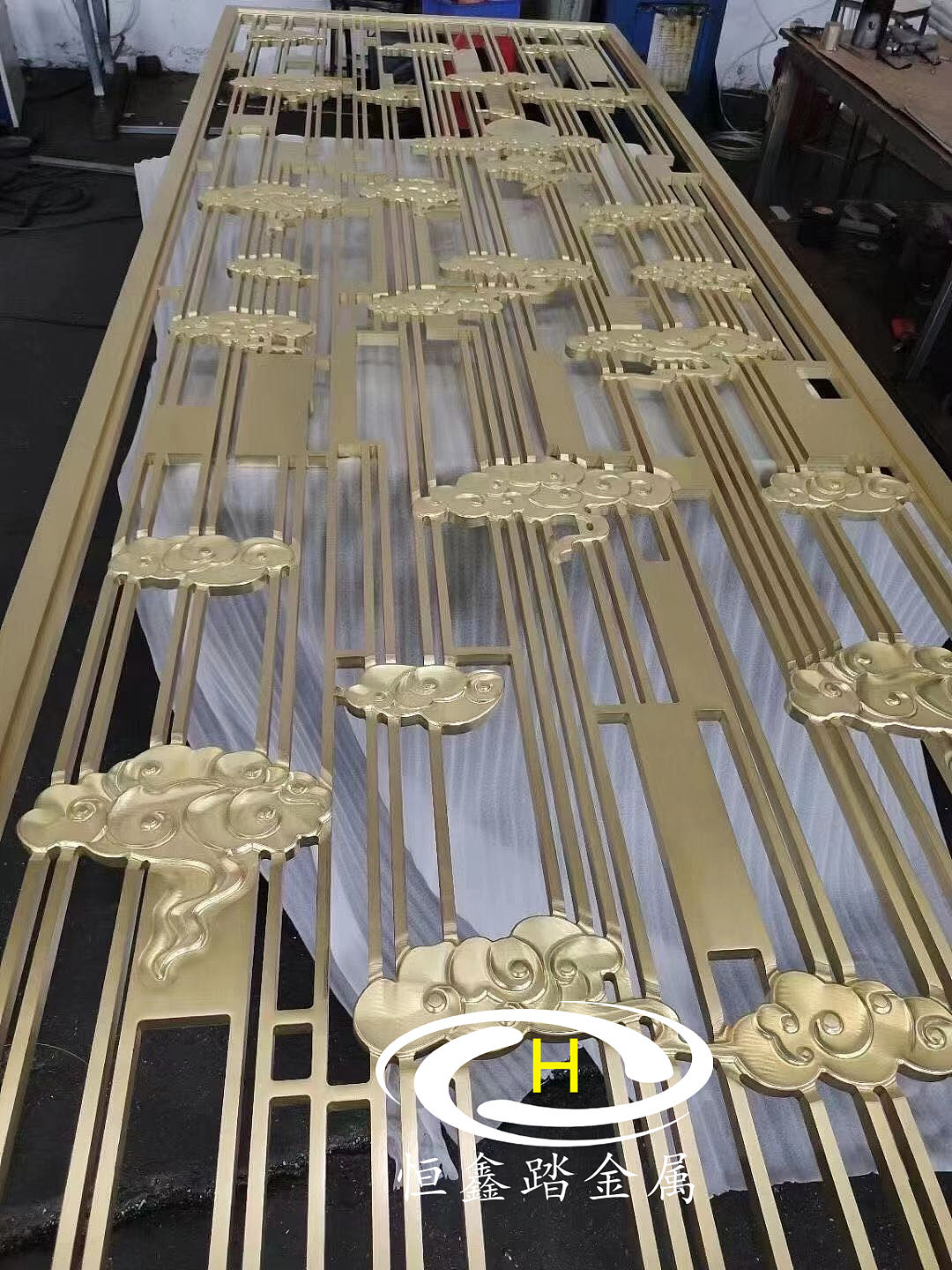 铝艺镀铜双面浮雕屏风祥云立体浮雕隔断背景墙呈现底蕴