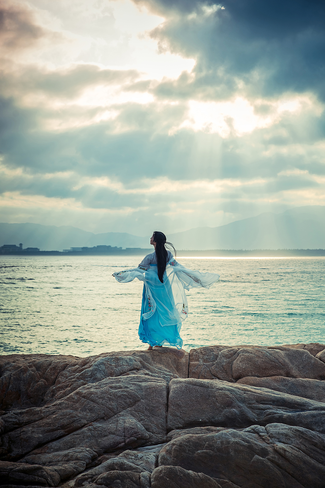 画眉流盼说不尽娇美之态,舞袖迎风飘飞带着万种风情.