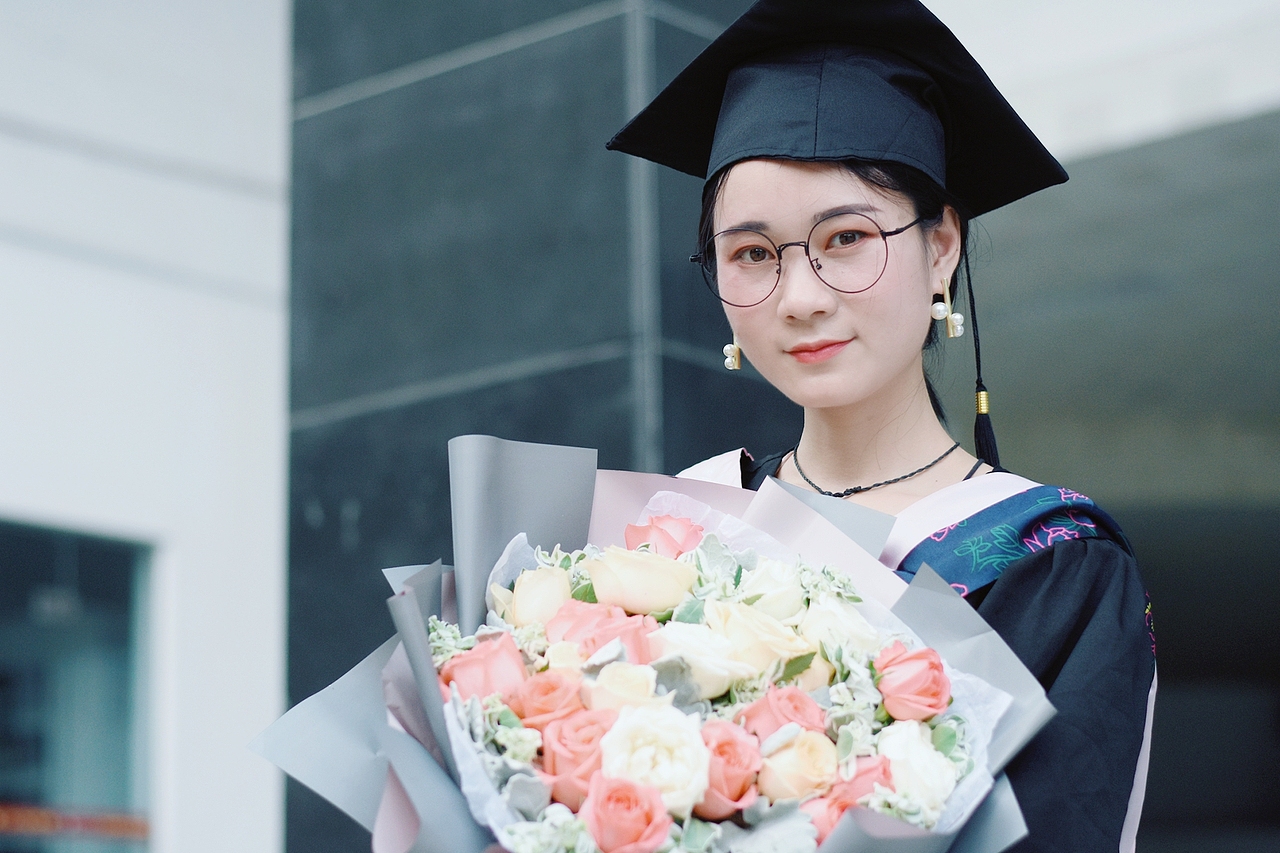 行色匆匆,韶华易逝。