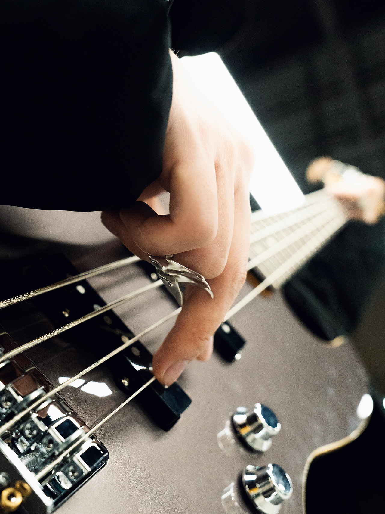 他搭地铁不穿裤子,还抱着贝斯