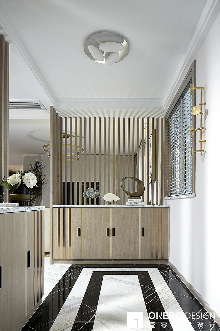 鞋柜包裹而成的门厅美观与实用并重.