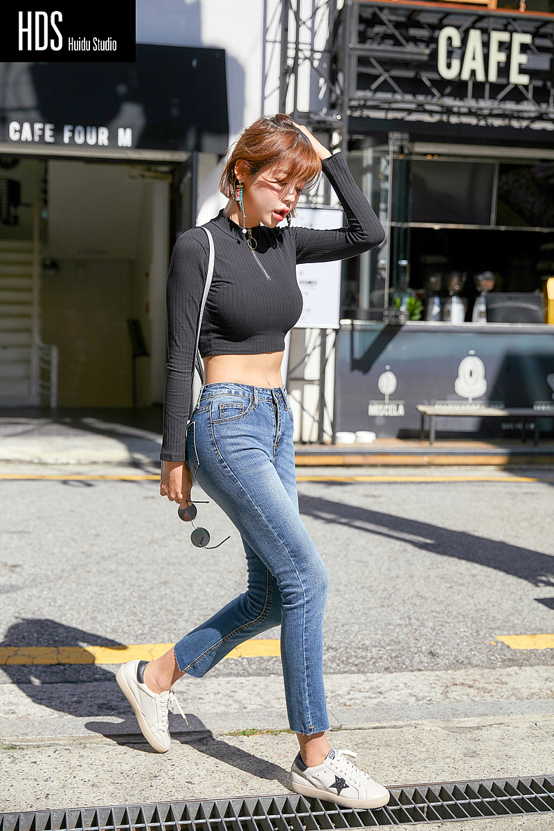 女装牛仔裤韩国模特街头外景拍摄