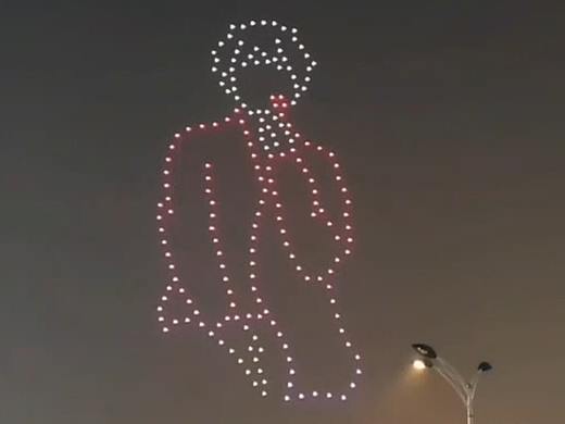 [宋亚轩生日]，粉丝无人机应援