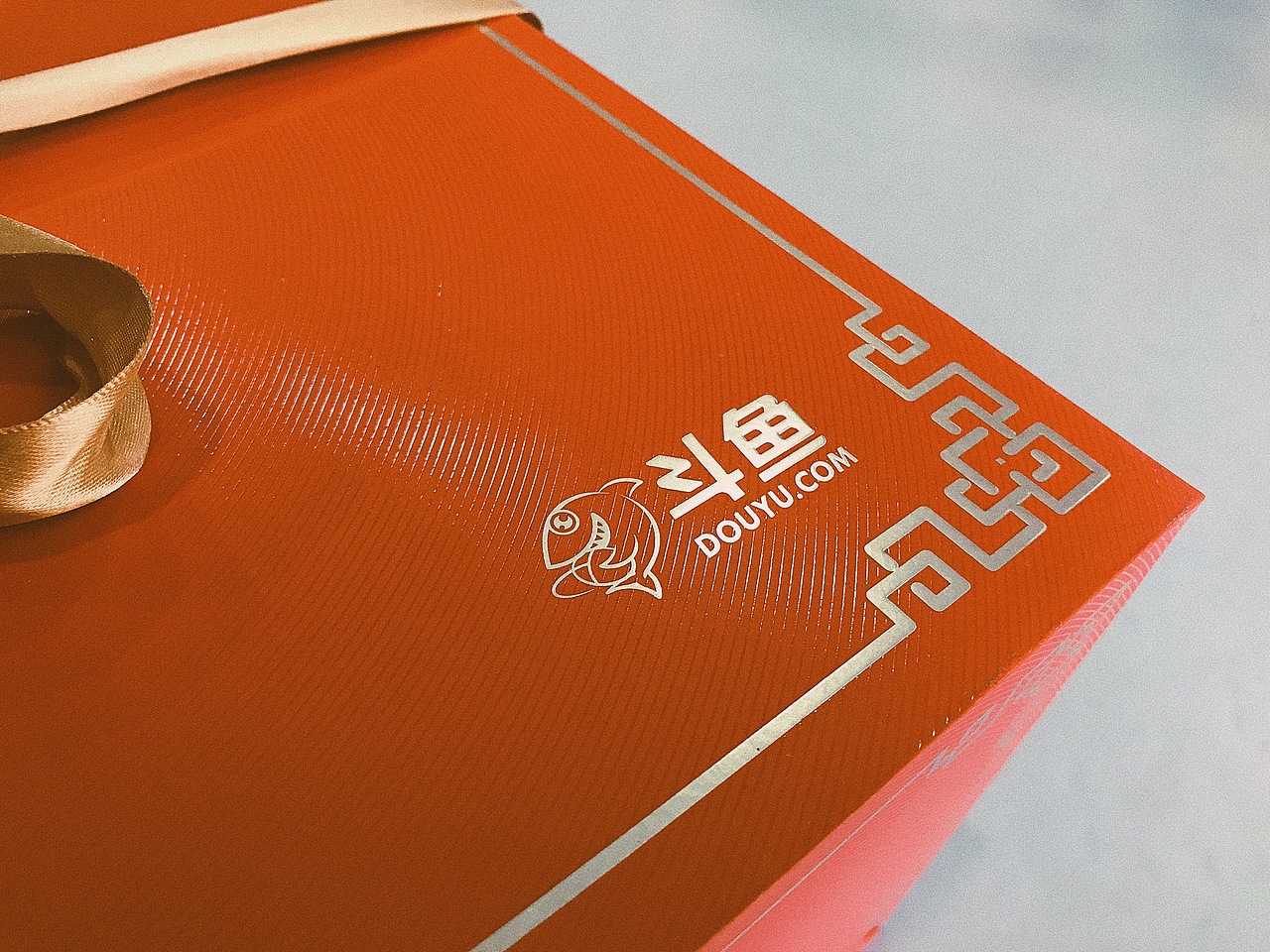 斗鱼2018【年年有鱼】新年礼盒包装设计（图ZMTA0MTQ0OTAw） - 品牌 - 站酷设计师CHEVI原创素材 - 站酷ZCOOL