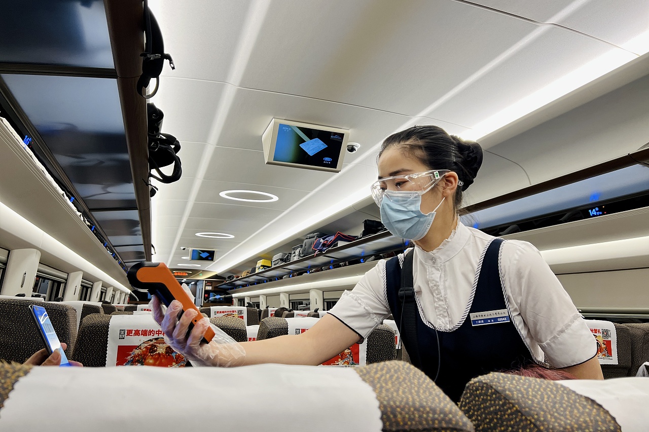 高铁售货员正在进行在线收款.