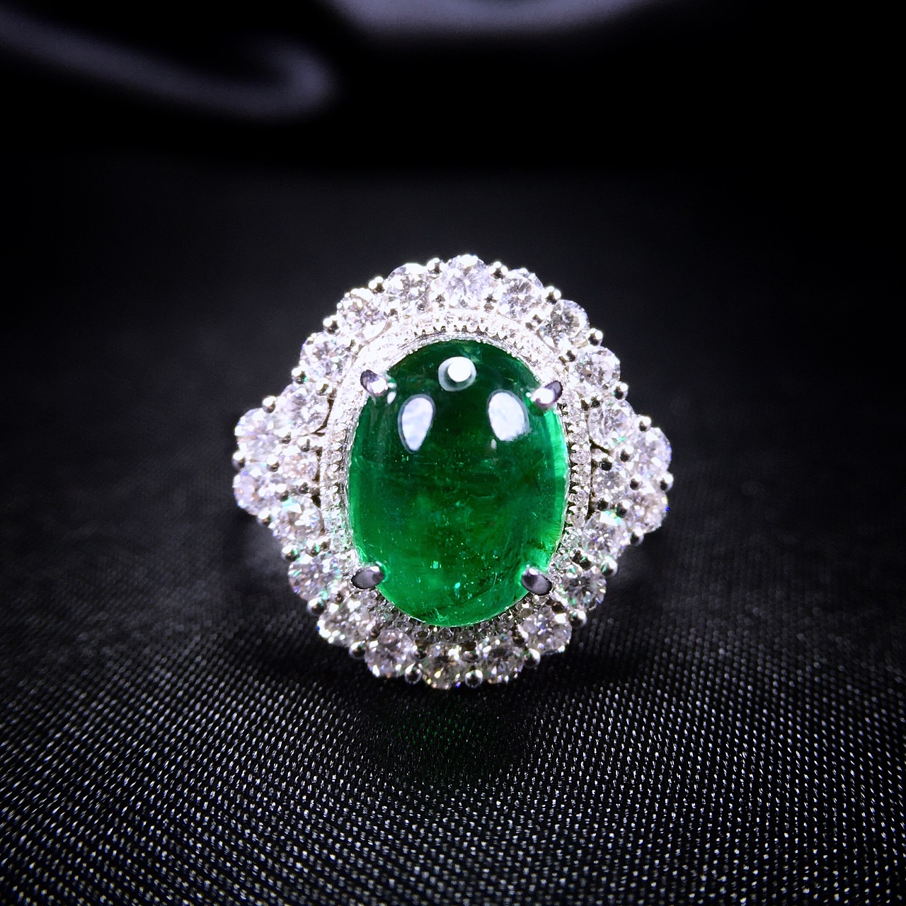 18k金镶天然祖母绿戒指