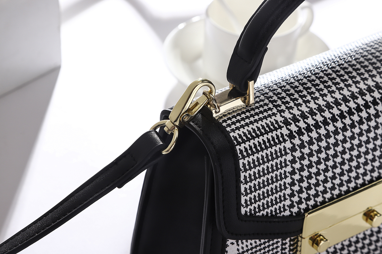 简易光影效果女包场景