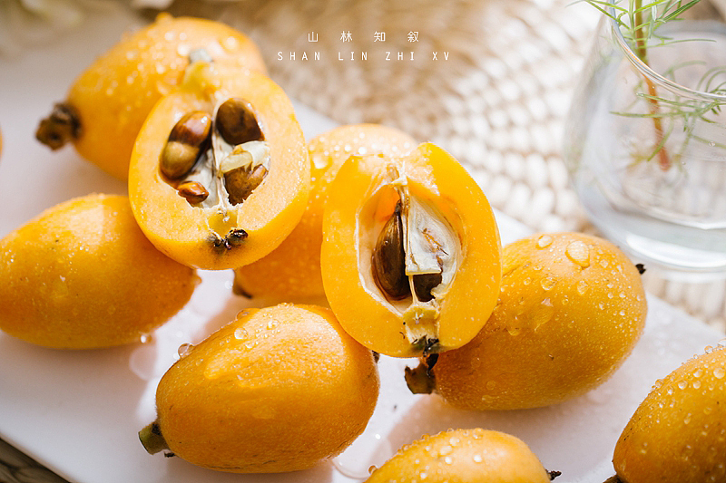 客官,吃颗芦橘再走吧。