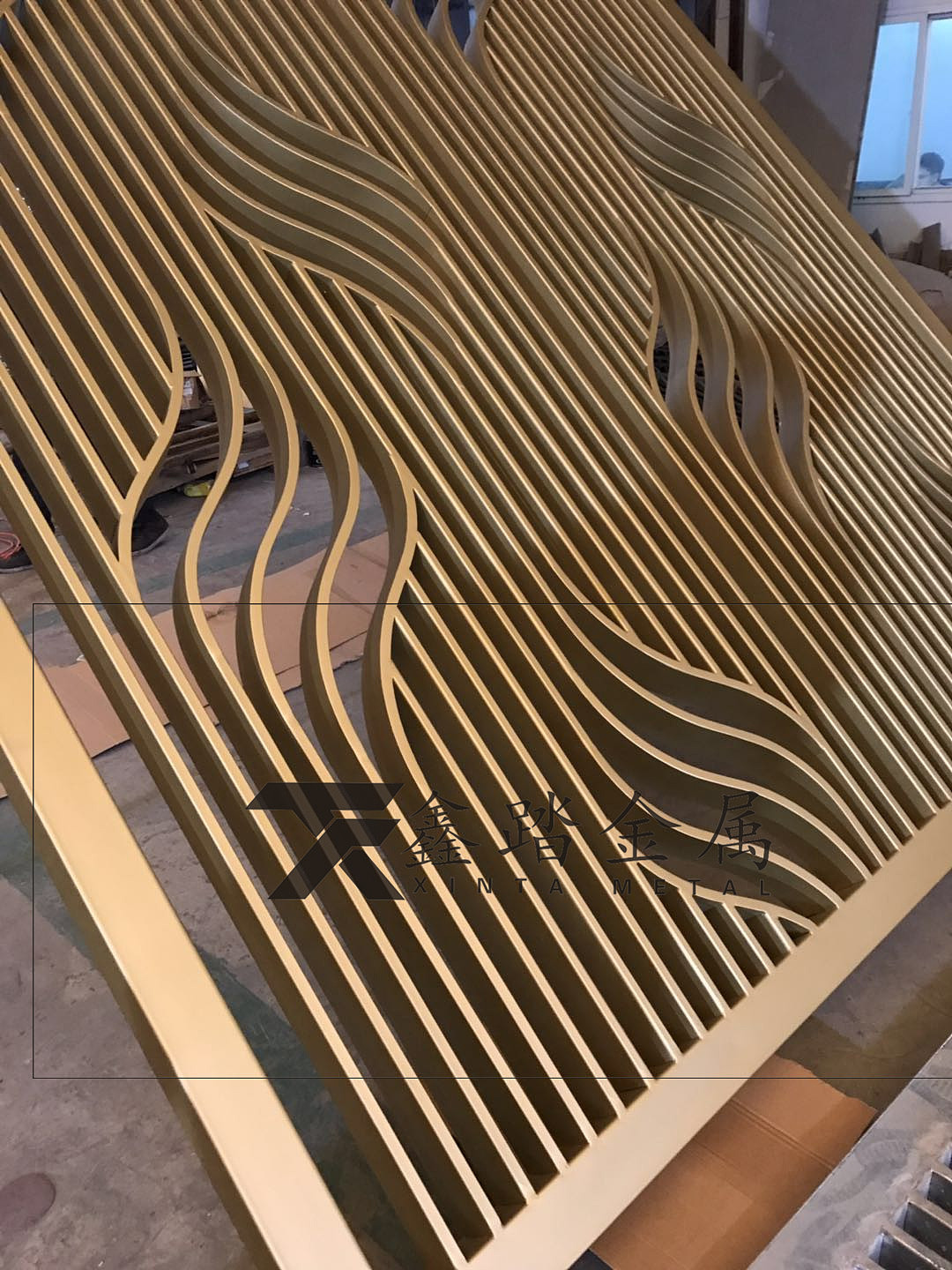 氟碳喷漆镀锌板镂空屏风厚重的色彩运用让实际效果高贵