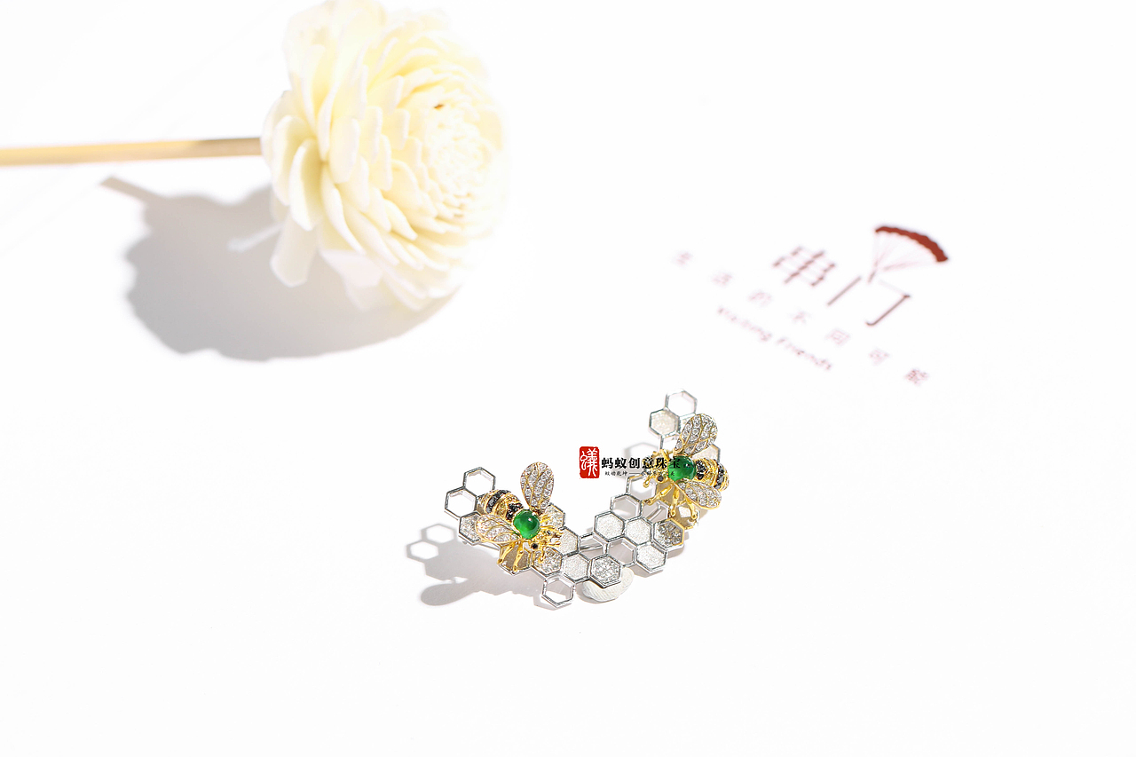 蚂蚁珠宝·原创设计| 18K金镶嵌翡翠蛋面| 蜜蜂蜂巢胸针