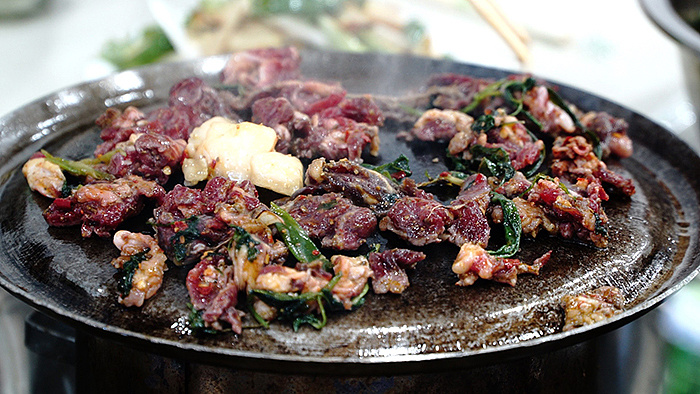 铁板上炙烤的牛肉