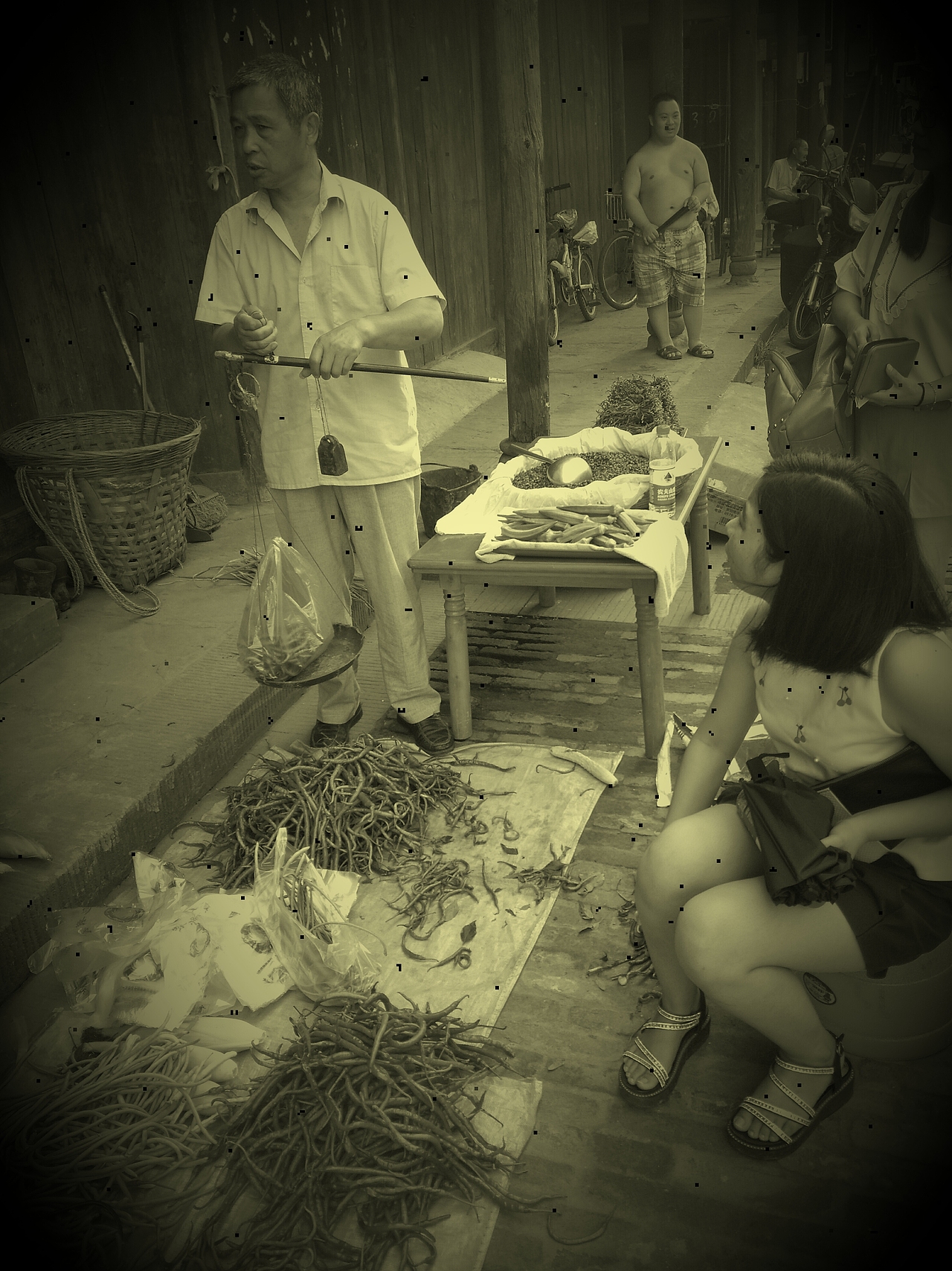 大街上卖菜和瓜果的九成以上是农民,说话特别实在,卖东西也特别实在,这让我突然想起了我的复龙小镇。买了半袋子辣椒和豇豆,大叔收了三块钱~回来的路上,我一直说:三块钱的货真价实的绿色蔬菜~靠!这特么够我吃一天了~