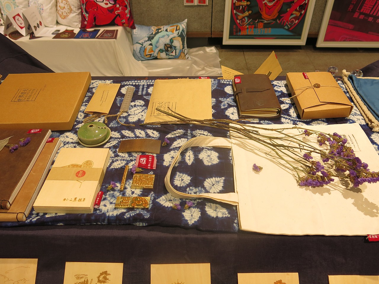 《书籍装帧—新疆旅游书系列》内蒙古师范大学国际现代设计艺术学院 于青君 #青春答卷2014#（图ZMTcyMzk3MTY=） - 书籍/画册 - 站酷设计师小二黑拔牙原创素材 - 站酷ZCOOL