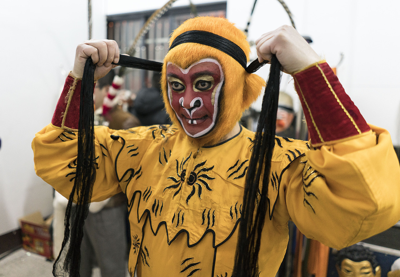 绍剧《孙悟空三打白骨精》后台化妆