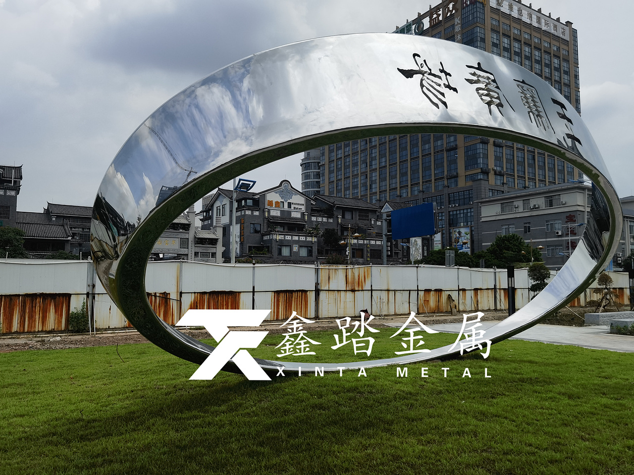 佛山平洲玉廉广场装饰镜面不锈钢双圆环景观雕塑摆件