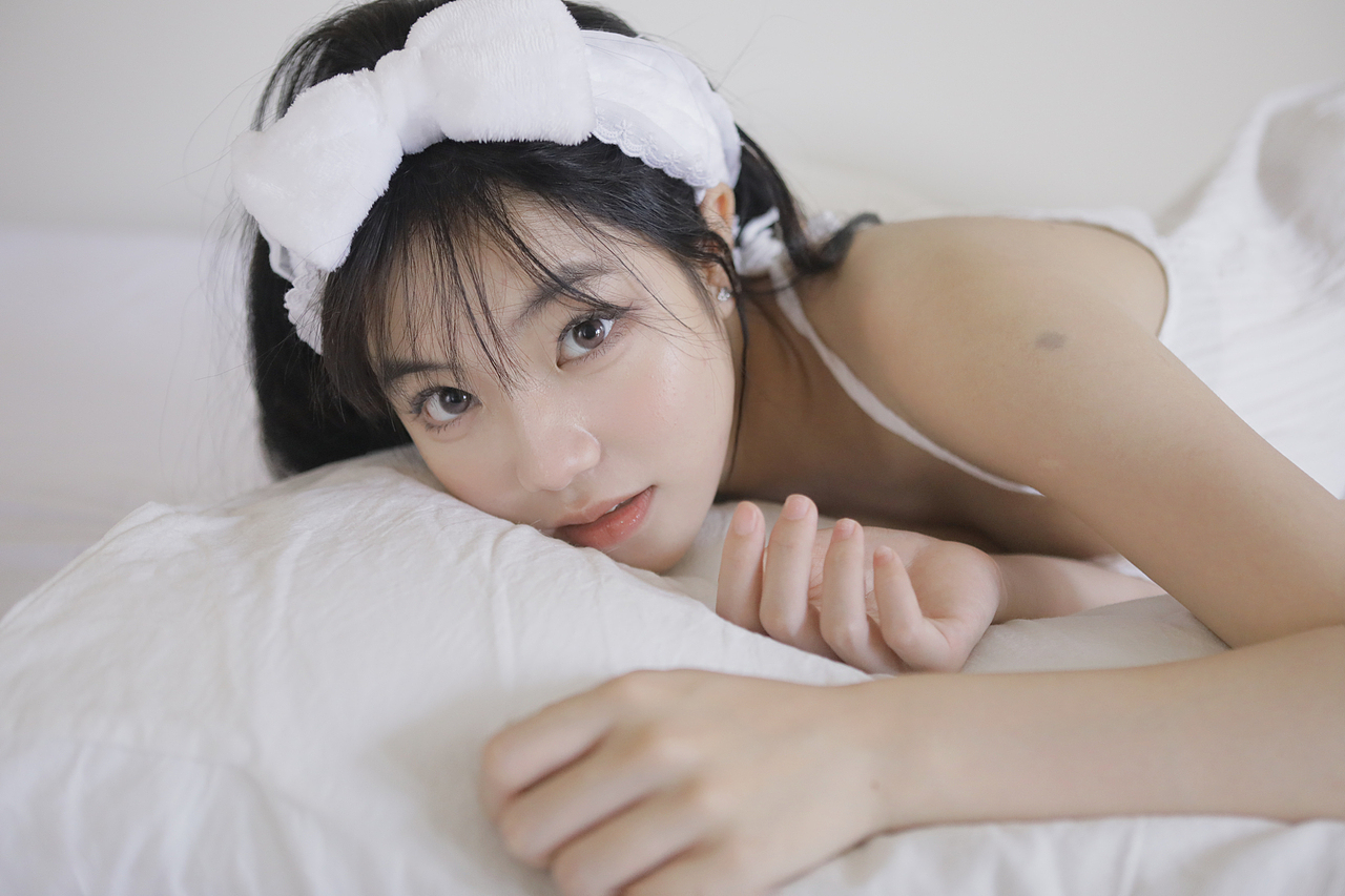 和小猫咪玩耍（图ZMzIzNDA1Njcy） - 人像摄影 - 站酷设计师唐小苔原创素材 - 站酷ZCOOL