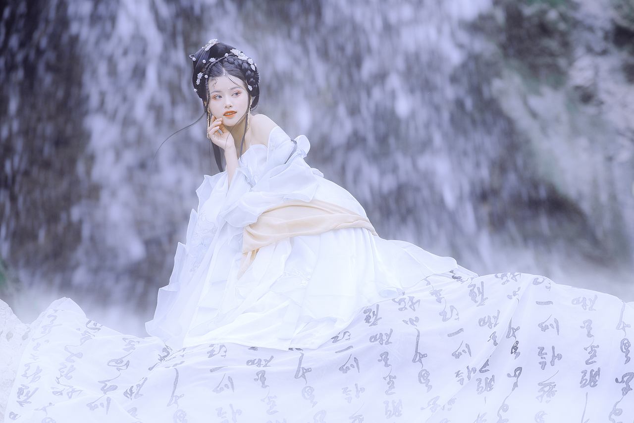 睹一丽人 于岩之畔