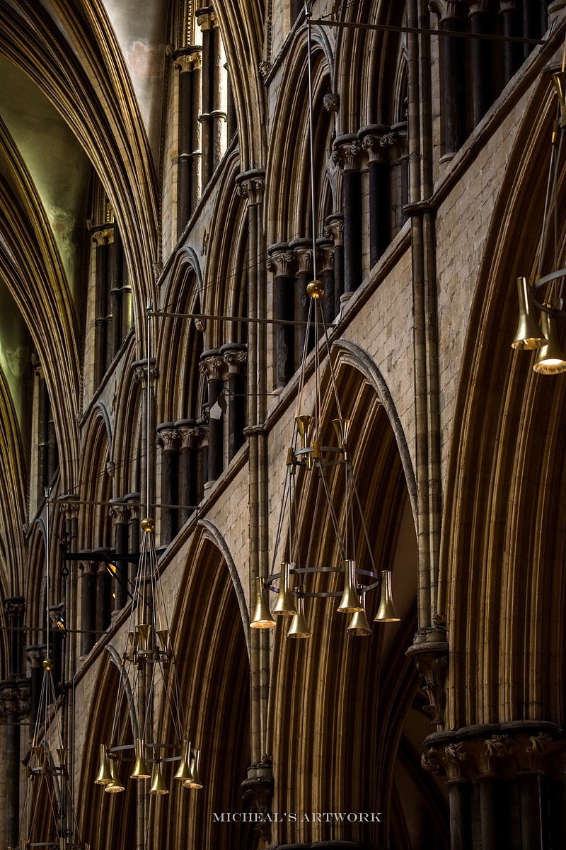 常看的朋友或许注意到,到现在我都没有提到林肯教堂的建筑师……因为实在建设年份太早,记录中只有雷米基乌斯-德-费康(Remigius de Fecamp)这位林肯第一位大主教的名字,他是一名诺曼人,于是在修建教堂时聘请了诺曼泥瓦匠来负责设计,至今教堂的各个部件细节中都保留着诺曼式建筑的影子。最初的教堂其实并没有坚持多久,在12世纪末(地质测量定为1185年4月15日)的英国最大规模地震中被破坏的相当严重,除去西侧后殿位置底层与两座附属塔楼外保留下来,大部分区域都损毁需要重新修建。在这时初期没有良好设计师参与的问题就显露了出来,历史学家将这次大规模损毁原因归结为最初的设计缺陷(我倒是觉得都最大规模地震了……也不至于找什么缘由了0 0)
