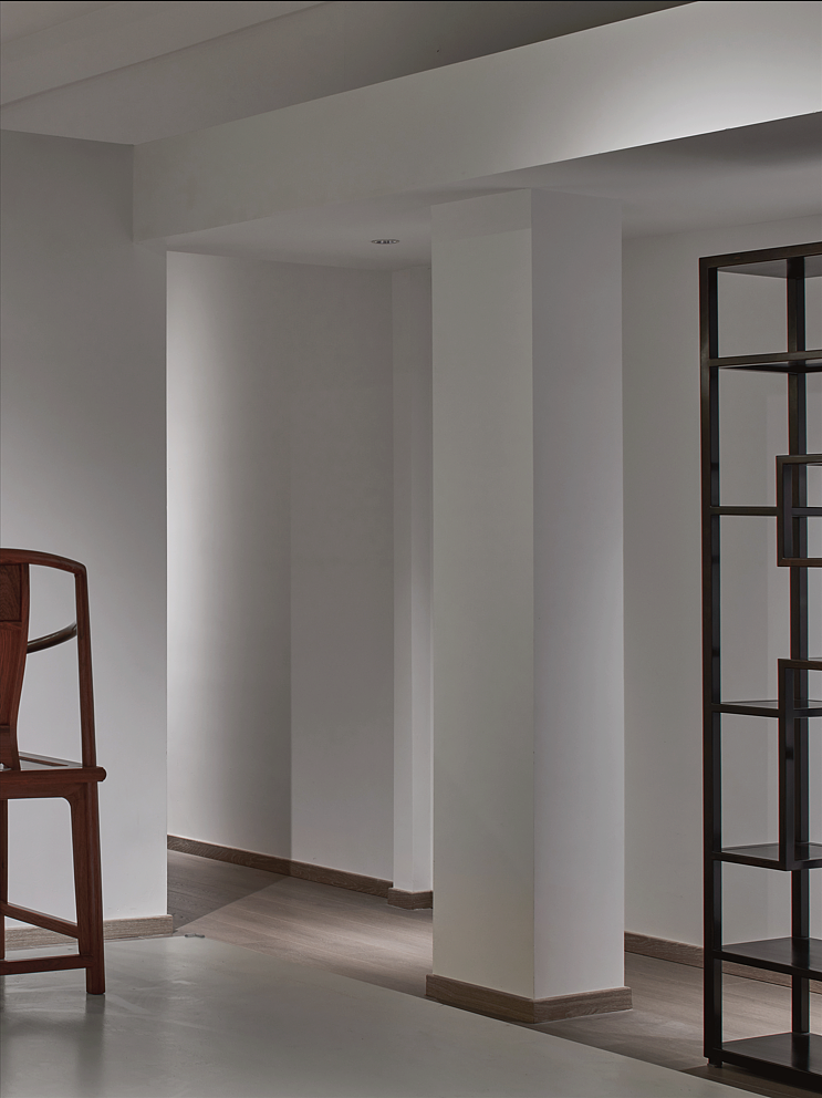 悬挑的夹层和带有尖顶的内建筑,这些通过再造而形成的建筑结构,新与旧交替后形成的光影或者穿插横挑等建筑关系。并由此而产生的人与空间的远观亦或是上下的仰望与俯视,都给空间增添了另一种由建筑而产生的情绪。