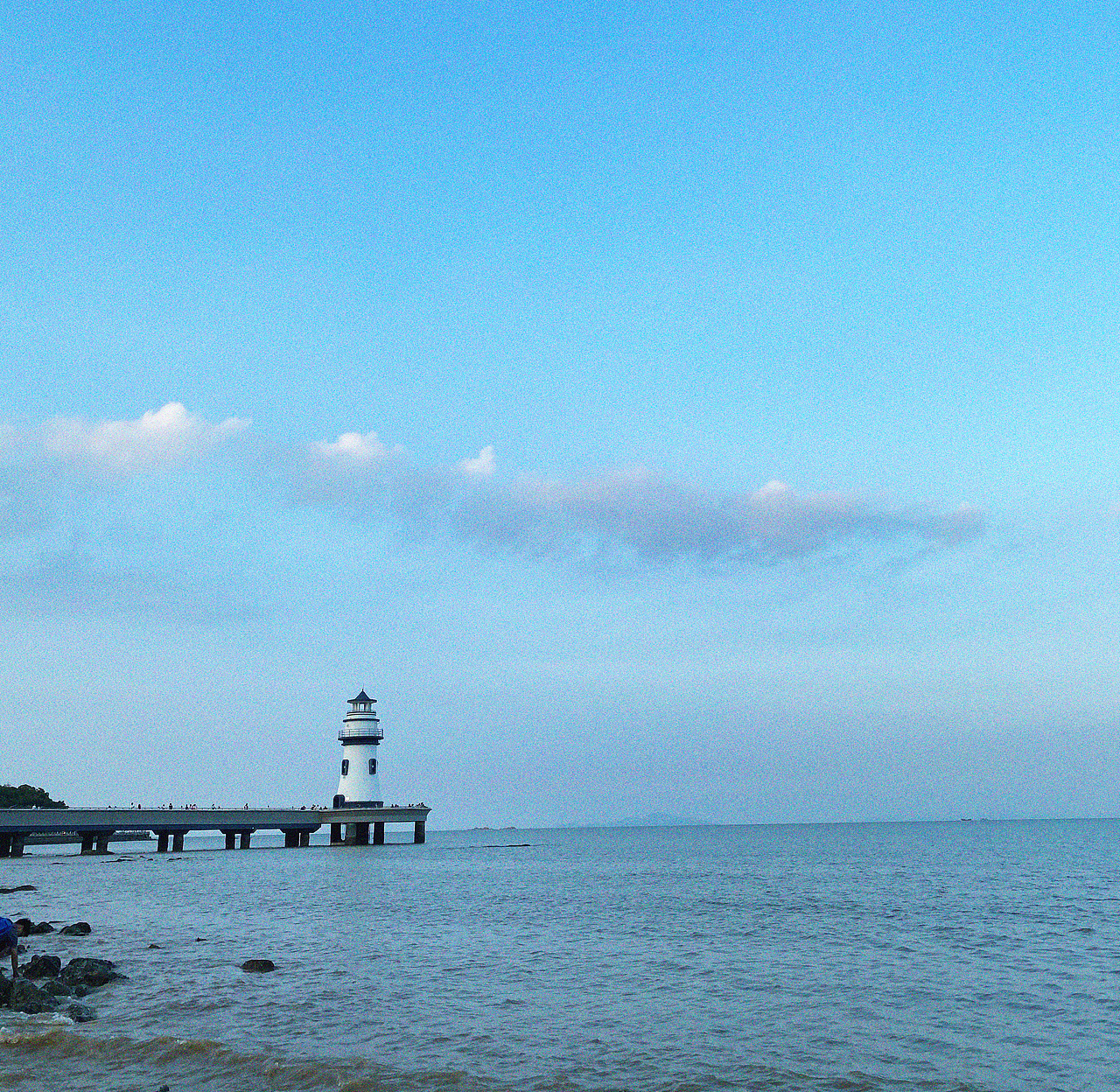到了九月，大海就会褪去颜色